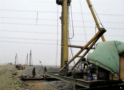 天寒地凍 搶抓筑路黃金期