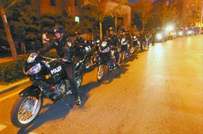 沈陽:60名特警全城夜巡