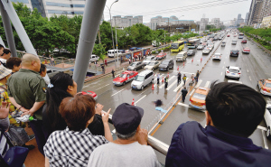 沈陽(yáng):八旬老太走斑馬線 被公交刮倒碾軋身亡(圖)