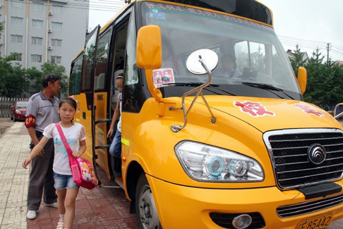 安全校車到 娃兒拍手笑