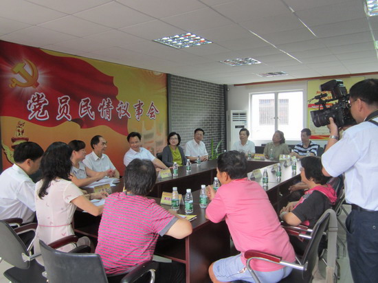 萬(wàn)慶良到荔灣區(qū)沖口街深入開展黨的群眾路線教育實(shí)踐調(diào)研活動(dòng)