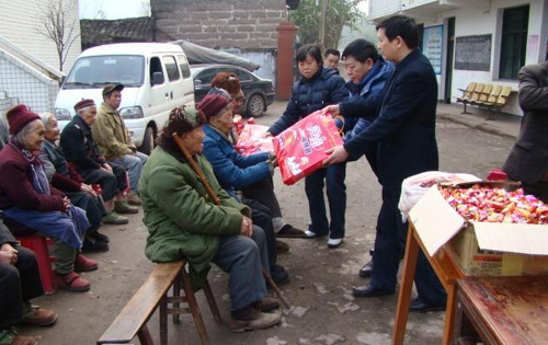 回報(bào)社會(huì) 私企老板愛心溫暖五保老人