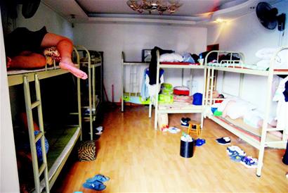 揭秘成都“蜂巢族”:80平米房擺25張床(組圖)