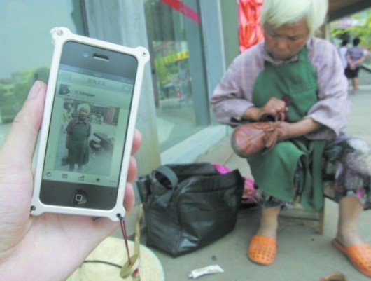 擦鞋婆婆照片上微博 轉(zhuǎn)發(fā)10萬(wàn)次終被女兒看到