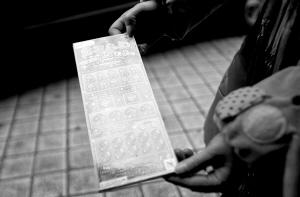 中獎(jiǎng)?wù)?50萬(wàn)看成1500元 老板苦尋4天找到買票人