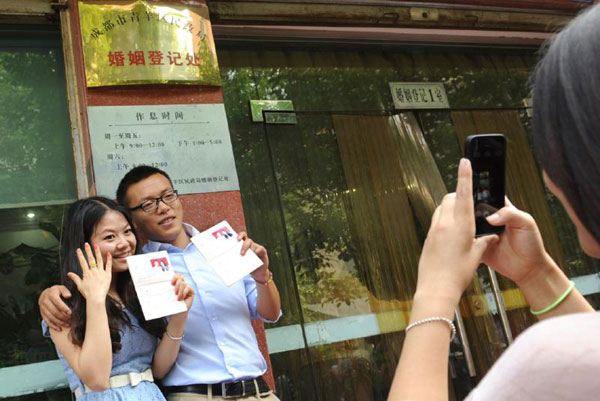 “520”表白日 成都1512對新人登記