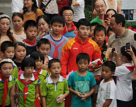 教師節(jié)來臨 奧運冠軍馮喆回母校看望恩師