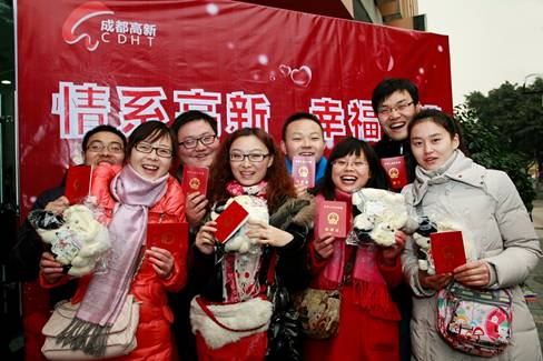 “萬年真愛日” 成都高新區(qū)扎堆結(jié)婚的新人們