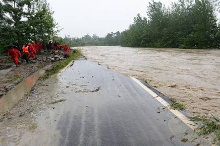 成都溫江區(qū)全力開展抗洪搶險(xiǎn)