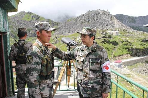 成都軍區(qū)總醫(yī)院為駐藏邊防官兵送醫(yī)送藥(圖)