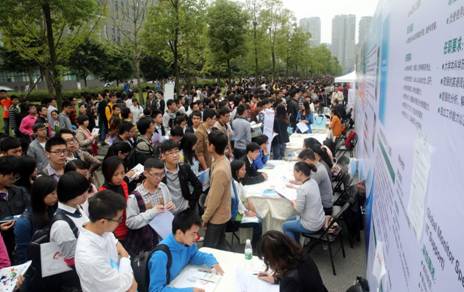 成都高新區(qū)啟動(dòng)萬(wàn)人校園招聘 對(duì)決史上“最難就業(yè)季” 招聘會(huì)現(xiàn)場(chǎng)