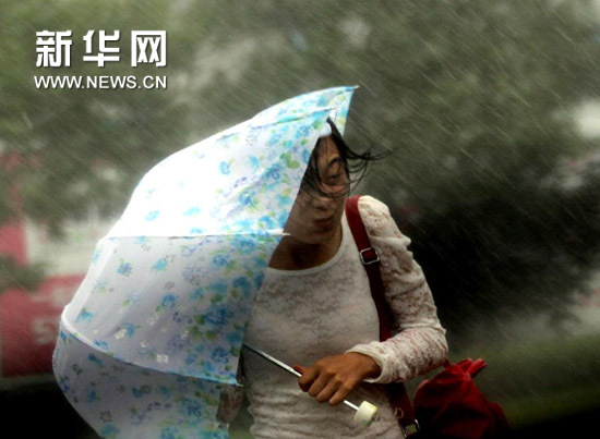 “布拉萬(wàn)”逼近 威海風(fēng)雨交加