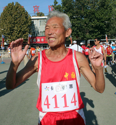國內(nèi)外3000名登山健兒泰山爭鋒(組圖)