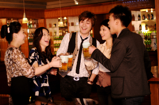用青啤的麥香充盈歡聚的時(shí)刻 讓激情的泡沫開啟新年的夢(mèng)想