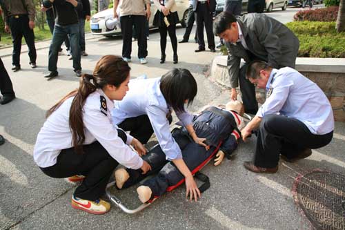 青島嶗山區(qū)舉行“防災(zāi)減災(zāi)日”居民區(qū)綜合應(yīng)急演練