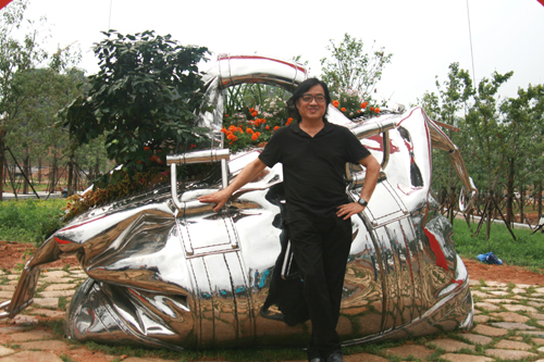 大型當(dāng)代公共藝術(shù)品“行囊•青島站”在青島世園會(huì)正式落成