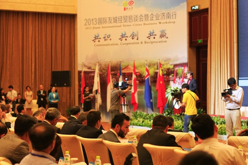 “2013國際友城經(jīng)貿(mào)懇談會暨企業(yè)濟南行”活動舉行