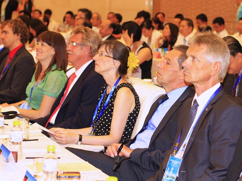 “2013國際友城經(jīng)貿(mào)懇談會暨企業(yè)濟南行”活動舉行