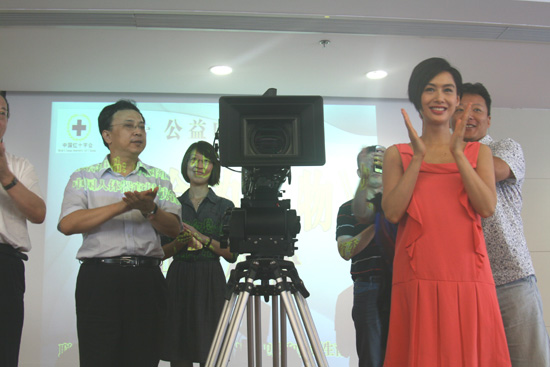 我國(guó)首部以器官捐獻(xiàn)為主題的公益電影在青島開(kāi)機(jī) 朱茵莫少聰傾情出演