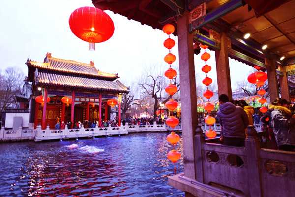 濟(jì)南趵突泉景區(qū)春節(jié)張燈結(jié)彩迎接游客