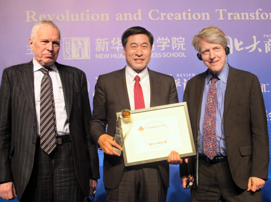 知行合一做久，守正出新做強——青島啤酒獲“中國管理學(xué)院獎”金獎，兩位諾獎得主共同為青啤頒獎