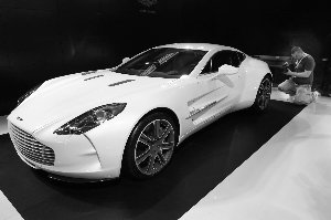 上海車展天價(jià)豪車遭哄搶 4700萬限購車遭秒殺