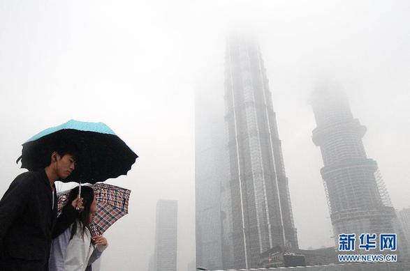 高樓“淹沒(méi)”霧鎖申城