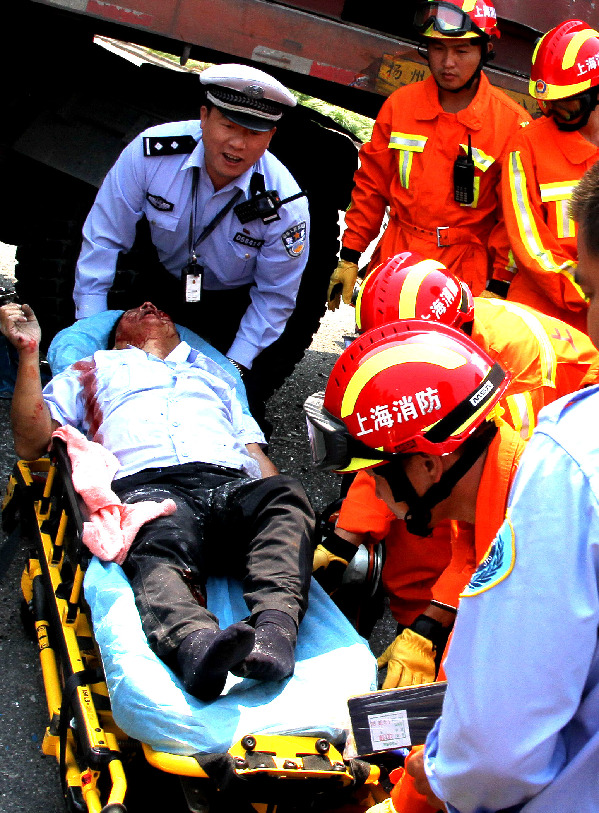 突發(fā)車禍 消防三分鐘到場救人