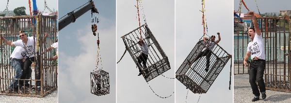 上海:歡樂谷內上演驚險逃脫魔術