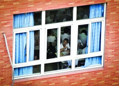 教育局連夜叫停涉事高中暑期補(bǔ)課 培訓(xùn)機(jī)構(gòu)補(bǔ)課多