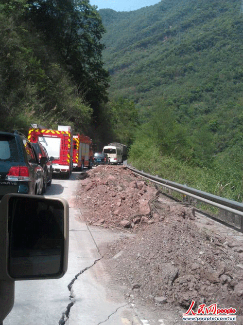 組圖：成都軍區(qū)“鐵拳師”開赴災(zāi)區(qū)