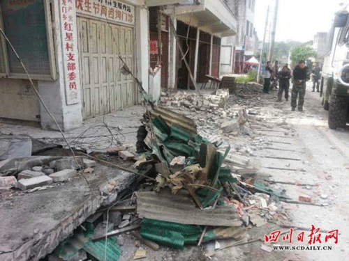 四川日報記者直擊雅安震區(qū)現(xiàn)場