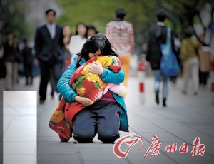 女兒患眼癌母求助 網(wǎng)友稱跪行就捐事后卻不兌現(xiàn)