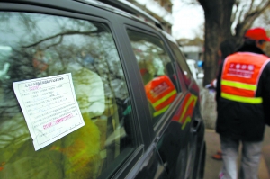 停不起 沒地兒停 畫餅充饑難解北京老城區(qū)停車難