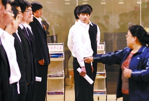 乘務(wù)員要求不比空姐差 “高姐”應(yīng)聘成熱門(圖)