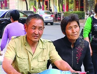 拾荒夫妻街頭撿錢包后等失主5小時(shí) 堅(jiān)拒酬謝(圖)