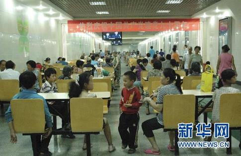 高溫天氣持續(xù) 重慶市民防空洞納涼