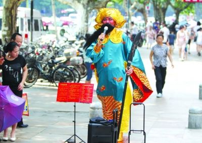 百萬富翁破產(chǎn)后扮關(guān)公街頭賣唱 已被演藝公司相中