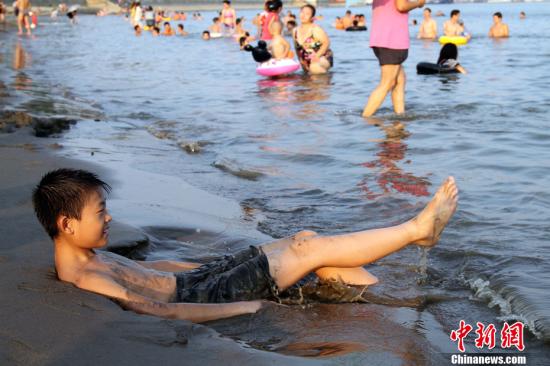 南方各地酷暑難熬 “熱哭非洲人”成網(wǎng)友調(diào)侃語