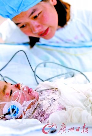 惡父用開水淋燙7歲女兒續(xù):施暴現(xiàn)場現(xiàn)人皮(圖)