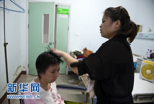 女大學(xué)生帶病母上學(xué):媽媽活多久 我就讓她幸福多久