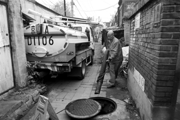 北京抽糞工普鳳啟:抽糞32載 練就“百臭不侵”