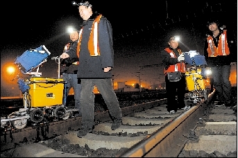 鐵軌醫(yī)生日巡十公里除隱患 春節(jié)守著鐵軌過