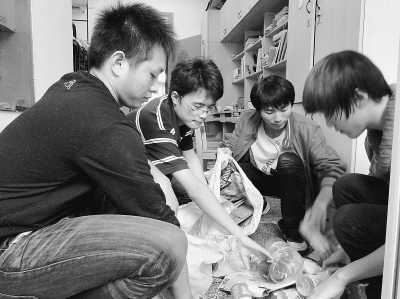 “麻袋哥” 網(wǎng)絡(luò)走紅 90后大學(xué)生的公益情懷