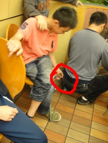 小偷是怎樣把你的手機(jī)錢包偷走的？