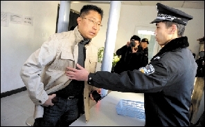 李陽離婚案財產(chǎn)成焦點 妻子申請查李陽“家底”