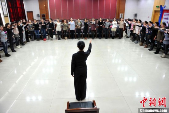 頭頂書本練身姿 實(shí)拍春運(yùn)客運(yùn)員禮儀培訓(xùn)