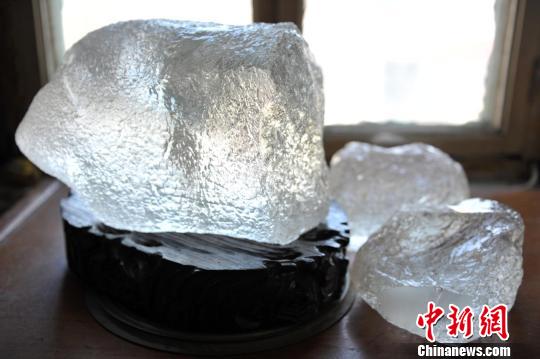 洛陽老人淘寶不明怪石 專家初定為天外隕石(圖)