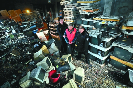 家族造假 翻新2.4萬(wàn)臺(tái)“名牌”電視(組圖)