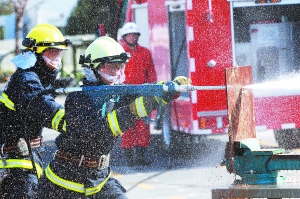 京首支消防三星級(jí)鐵軍新武器亮相 15秒射穿鋼板